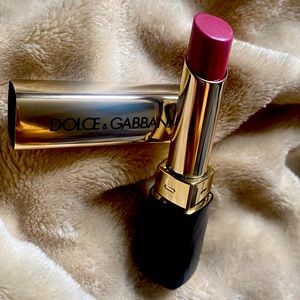 DOLCE & GABBANA “Domenica 310
Miss Sicily Colour And Care Lipstick